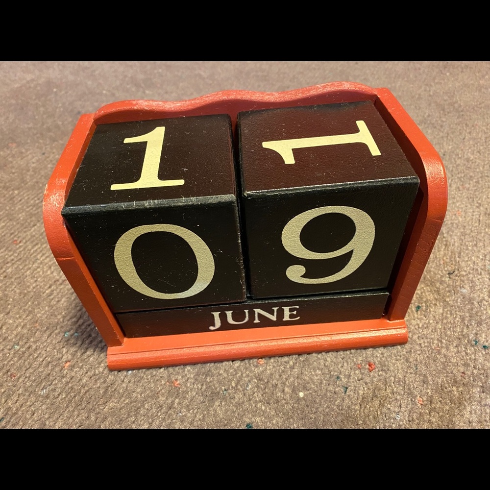 Wooden desk calendar